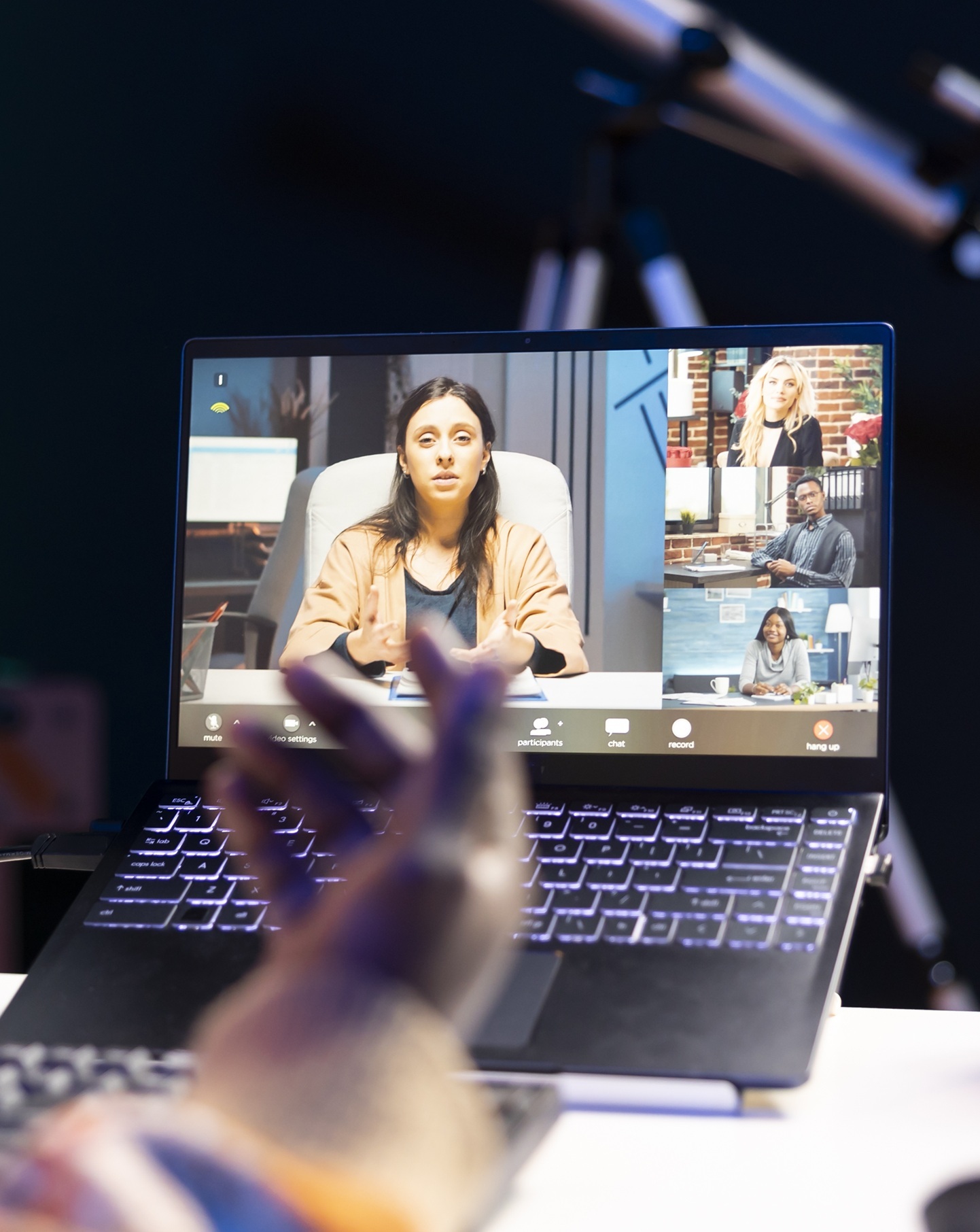 african-american-man-employee-having-video-call-with-colleagues - copia